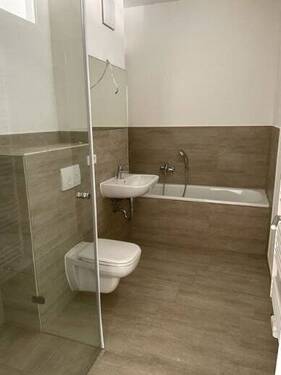 modernes Bad mit Wanne und Dusche - +++ NEUWERTIG +++ Attraktive Wohnung mit Echtholzparkett, Fußbodenheizung, modernem Bad sowie Balkon und Lift
