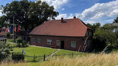 Seitenansicht vom Deich - 1 Zimmer Mehrfamilienhaus, Wohnhaus zum Kaufen in Damnatz