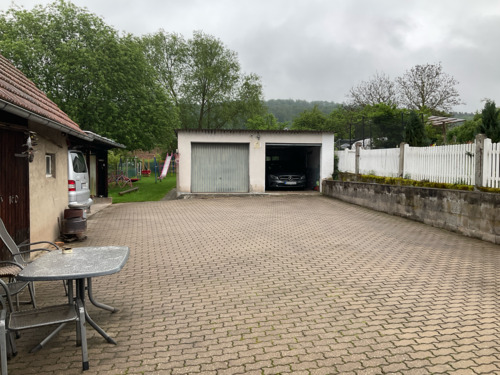Garage (links) - 7 Zimmer Einfamilienhaus in Ebern