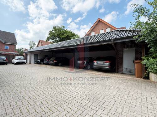 und der KFZ-Stellplatz unter dem Carport - 