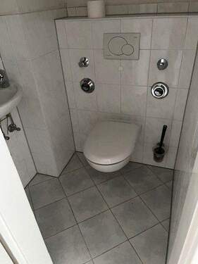 FER 33 3ML Toilette.jpg - 3 Zimmer Etagenwohnung zur Miete in Lohfelden