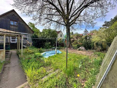 Weg zw. den Häusern - Großes Grundstück am Rande von Berlin bebaut mit einem EFH und Ferienhaus