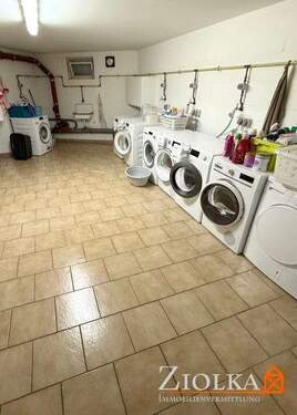Waschmaschinenstell- u. Trockenraum im Keller - 