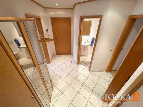 Blick in den zentralen Dielenbereich - 3 Zimmer Etagenwohnung in Salzgitter