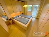 Blick in das Schlafzimmer mit Zugang zur Terrasse - 