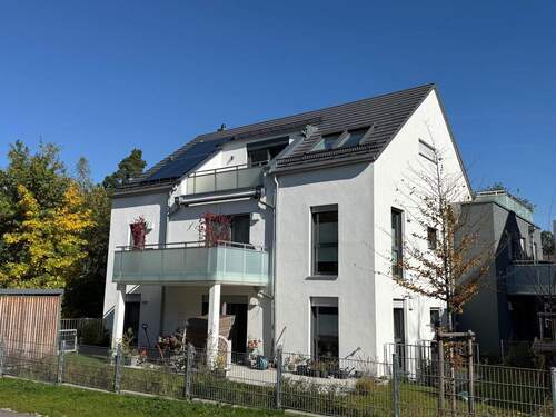 Westansicht mit Dachterrasse - Ihr neues Zuhause - super stylische 2 Zimmer Wohnung in ruhiger Lage und S-Bahn-Nähe SC-Limbach!