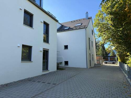 Einfahrt zu den Carports - 