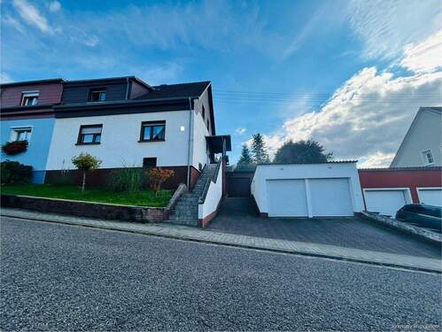 Hausfront - 9 Zimmer Doppelhaushälfte zum Kaufen in Püttlingen / Ritterstraße