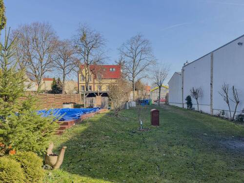 Blick auf das rückwärtig gelegene Grundstück - 