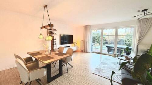Helles Wohnzimmer mit Terrasse - Charmantes Endreihenhaus mit Balkon und Garten in Vechta