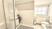 Helles Badezimmer mit Dusche - 