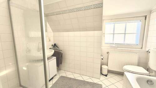 Helles Badezimmer mit Dusche - 