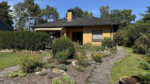 Ansicht vorn mit Terrasse - Familienfreundliches Wohnen auf dem Land