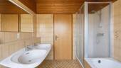 Badezimmer OG - Blick zur Tür - 