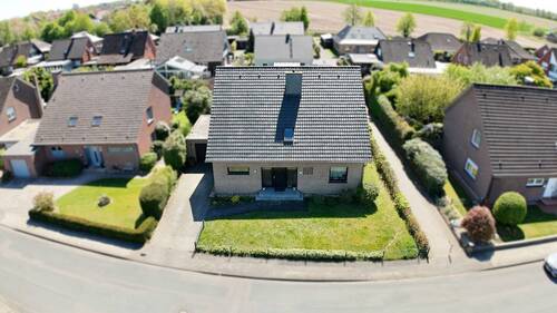 Einfamilienhaus von vorne - 6 Zimmer Einfamilienhaus zum Kaufen in Bersenbrück