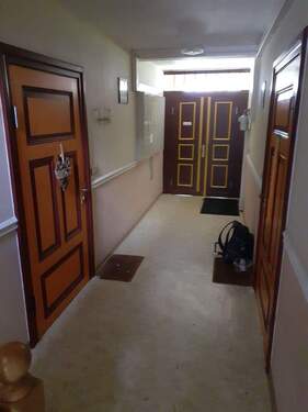 NTS 8 Hausflur, Wohnungseingangstüren.jpg - 