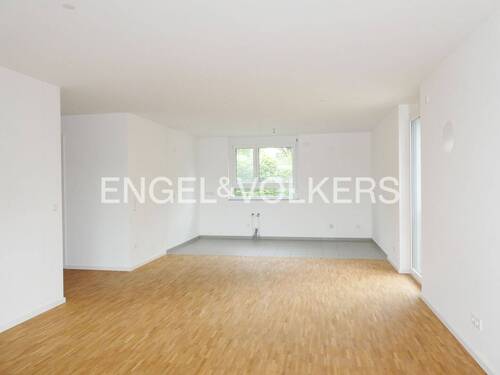Wohnzimmer mit Blick Richtung offene Küche - 3 Zimmer Etagenwohnung in Tübingen