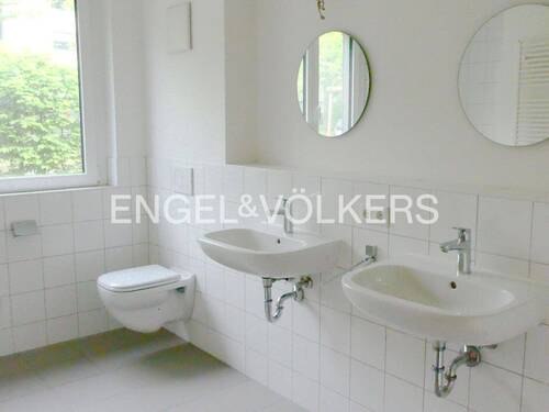 Tageslichtbad mit bodentiefer Dusche - 