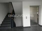 Treppenhaus mit Aufzug - 