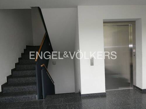 Treppenhaus mit Aufzug - 