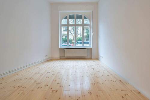 Wohnzimmer - Kompakte 2-Zimmer-Wohnung mit Terrasse und kleinem Garten am Bürgerpark Pankow