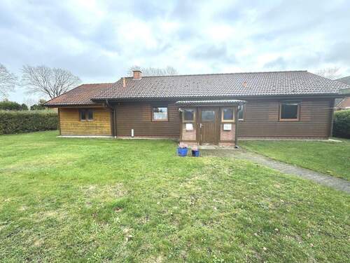 Frontansicht mit Anbau - Charmantes Holzhaus, ebenerdiges Wohnen in Oetzen