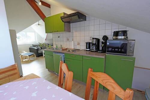 FeWo Küche mit Blick in den Wohnbereich - 