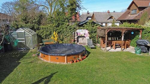 Garten mit Terrasse, Pool und Gewäschshaus - 