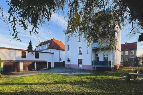 Hof mit Stellplätzen & Garagen - Mehrfamilienhaus, Wohnhaus in Leipzig zum Kaufen