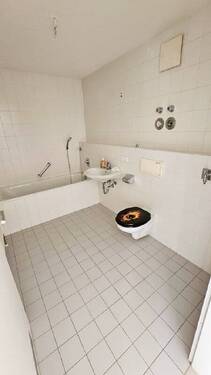 Bad mit Wanne - Etagenwohnung mit 65,20 m² in Leipzig zur Miete