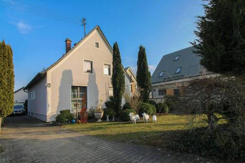 Außenansicht - Top Zustand - Modernisiertes Zweifamilienhaus mit Außenwanddämmung, Garten, Garage, Balkon, Keller