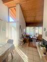 Hohe Decken und große Fensterflächen - 