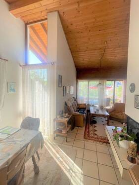 Hohe Decken und große Fensterflächen - 