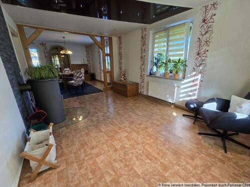 Wohnzimmer im EG mit Zugang zum Garten - 5 Zimmer Einfamilienhaus zum Kaufen in Limbach-Oberfrohna