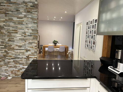 Küche. Blick auf Essbereich - 