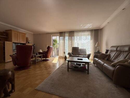 lichtdurchflutetes Wohnzimmer... - 6 Zimmer Etagenwohnung zur Miete in Weyhe-Jeebel