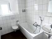 Bad mit Wanne + Fenster - Etagenwohnung mit 65,00 m² in Singen (Hohentwiel) zur Miete