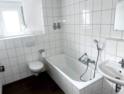 Bad mit Wanne + Fenster - Etagenwohnung mit 65,00 m² in Singen (Hohentwiel) zur Miete