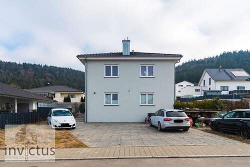 Hausansicht - Familienparadies mit Weitblick - Ihr neues Zuhause im Grünen