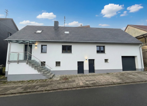 Hausansicht KI - Teilsaniertes Einfamilienhaus mit zusätzlichem Ausbaupotenzial!