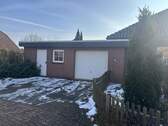 Garage und Auffahrt - 