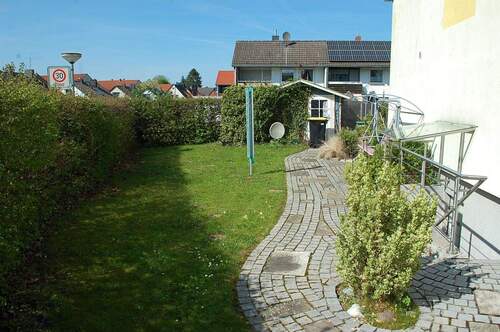 REH Hausgiebelseite Blick Rtg. Gartenhäuschen mit dem gestaltetem Weg - 