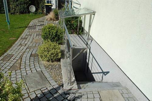 REH Hausgiebelseite 2. Bild, Blick Rtg. Kellereingangsbereich und Gartenhäuschen - 