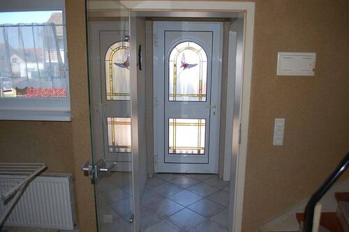 REH EG Flur Blick Rtg. Hauseingangstür - 