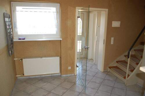 REH EG Blick Rtg. Flurfenster/Eingangstür und Treppe zum OG - 