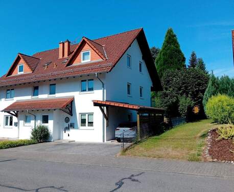 Straßenansicht - Queidersbach - Geräumige Doppelhaushälfte in gepflegtem Zustand und überdachtem Stellplatz