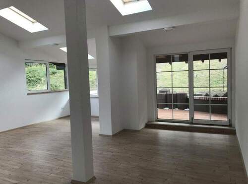 Wohnzimmer mit Zugang zum Gart - 8 Zimmer Einfamilienhaus zum Kaufen in Bühlertal