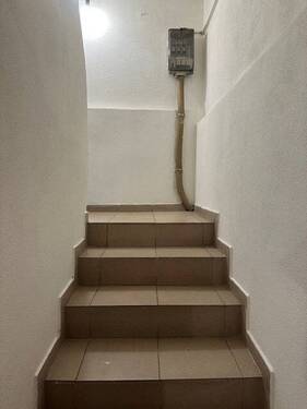 geflieste Treppe in den Keller - 
