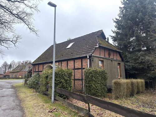 Seitlicher Blick auf das Wohnhaus - 3 Zimmer Einfamilienhaus in Schnega