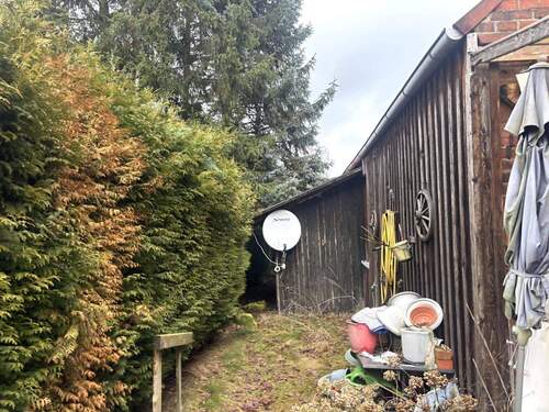 Rückseite und Holzschuppen - 